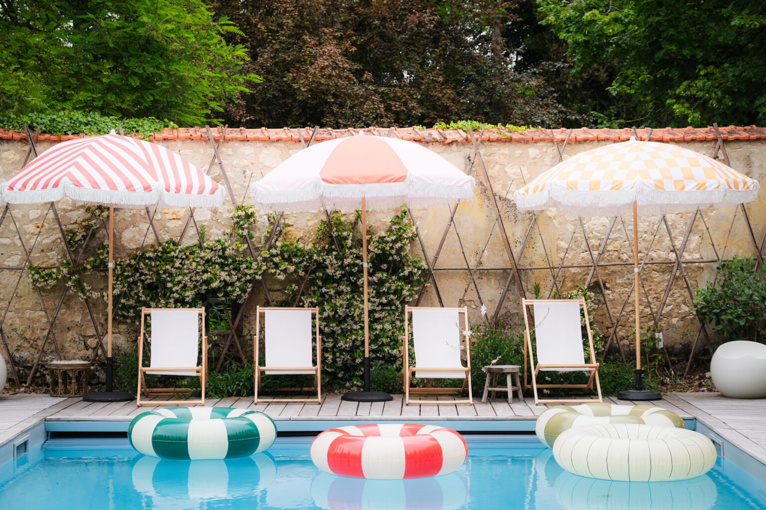 villa nymphéa, la rochelle, piscine, cocktail, parasol, bouées, bouée, transat, chaise longue,