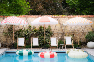 villa nymphéa, la rochelle, piscine, cocktail, parasol, bouées, bouée, transat, chaise longue,
