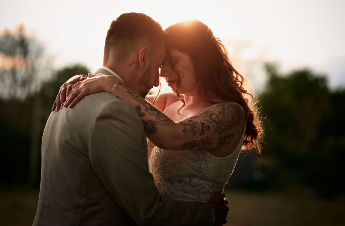 mariés, golden hour, photo de couple, shooting photo, wedding planner, organisatrice de mariage, accompagnement et conseil, d day wedding planner