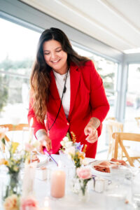 Allumage de bougies, D Day Girl Marine, costume rouge, allume feu, chaise bistrot, fleurs