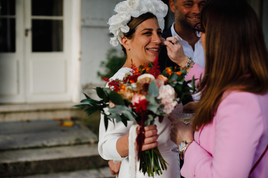 wedding planner et les mariés, wedding planner, les filles en rouge, coordination jour J, organisatrice de mariage, d day wedding planner, conseil et accompagnement, coordinatrice de mariage, cheffe de projet mariage, l'agence aux 1000 mariages