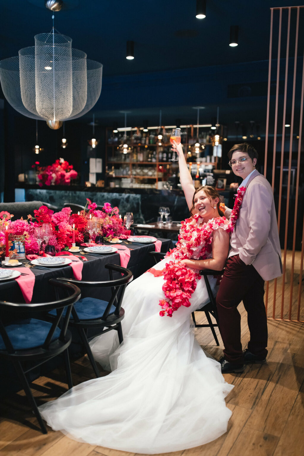 couple, fleurs, mariage, bar, restaurant, décoration, rose, costume rose, robe fleurie, bouquet, table de mariage