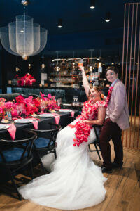 couple, fleurs, mariage, bar, restaurant, décoration, rose, costume rose, robe fleurie, bouquet, table de mariage