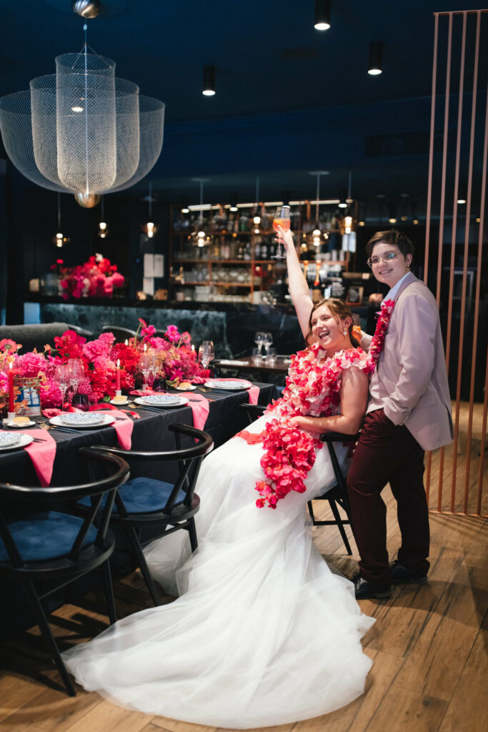 couple, fleurs, mariage, bar, restaurant, décoration, rose, costume rose, robe fleurie, bouquet, table de mariage