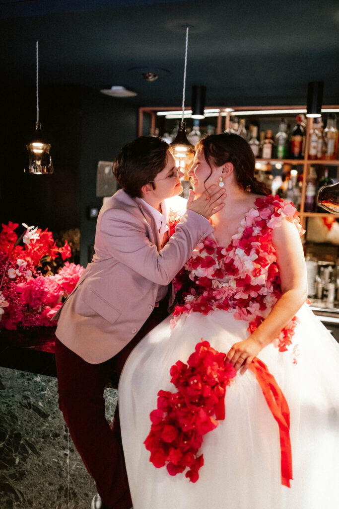 couple, fleurs, mariage, bar, restaurant, décoration, rose, costume rose, robe fleurie, bouquet, table de mariage