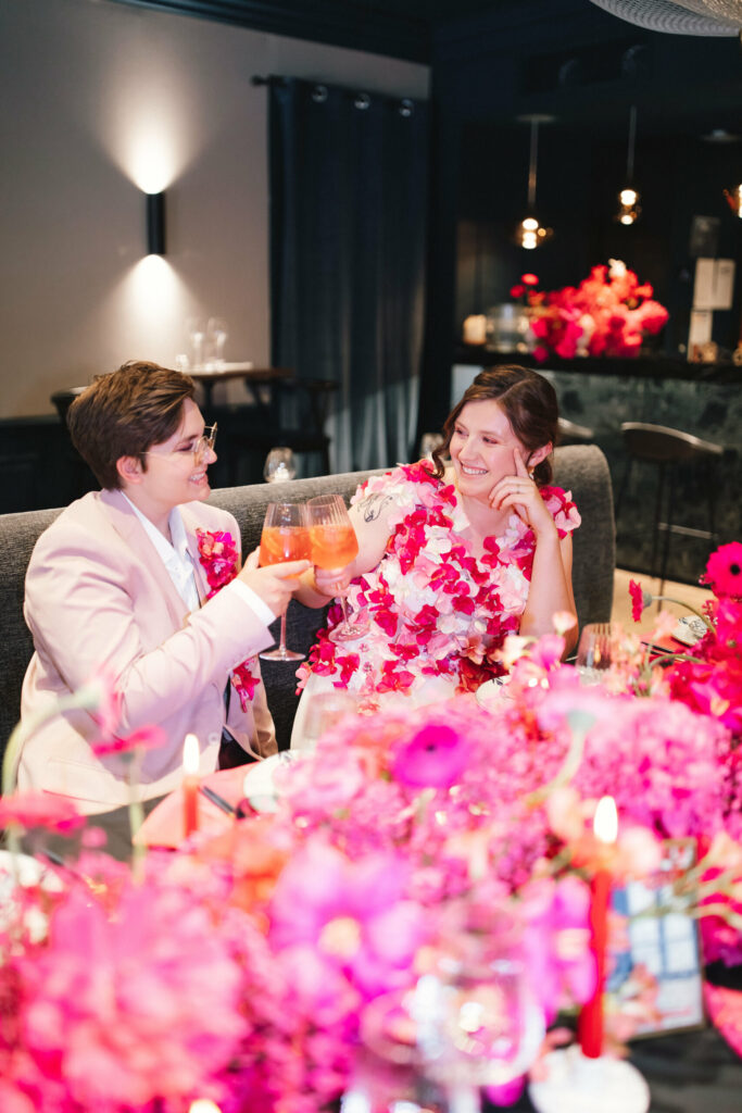 couple, fleurs, mariage, bar, restaurant, décoration, rose, costume rose, robe fleurie, bouquet, table de mariage