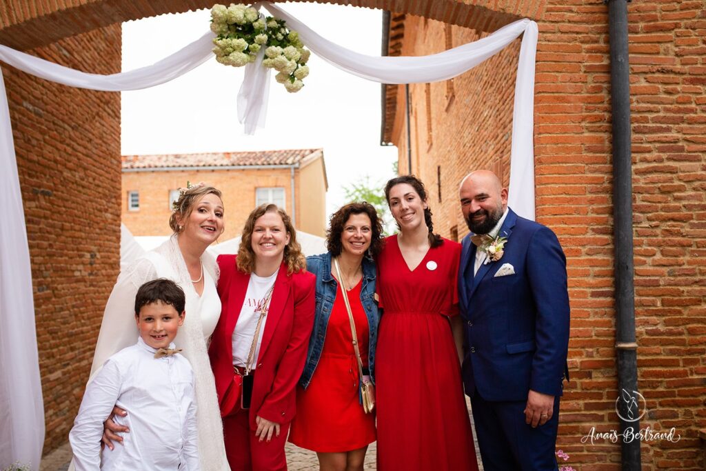 wedding planner et mariés , robes rouges