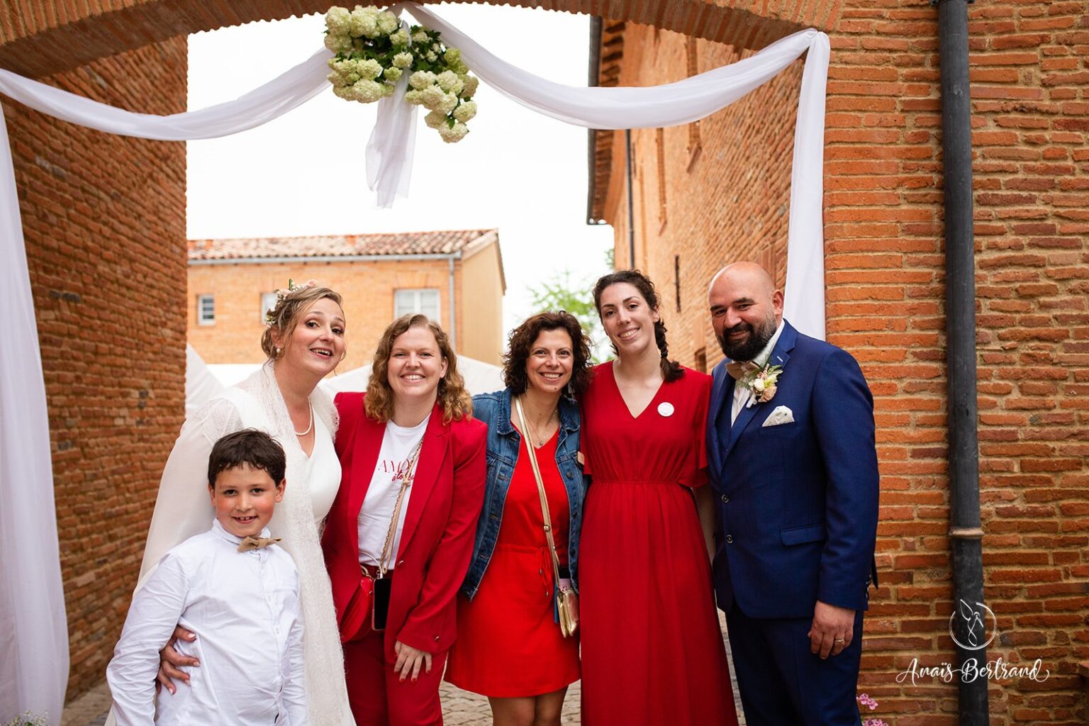 wedding planner et mariés , robes rouges