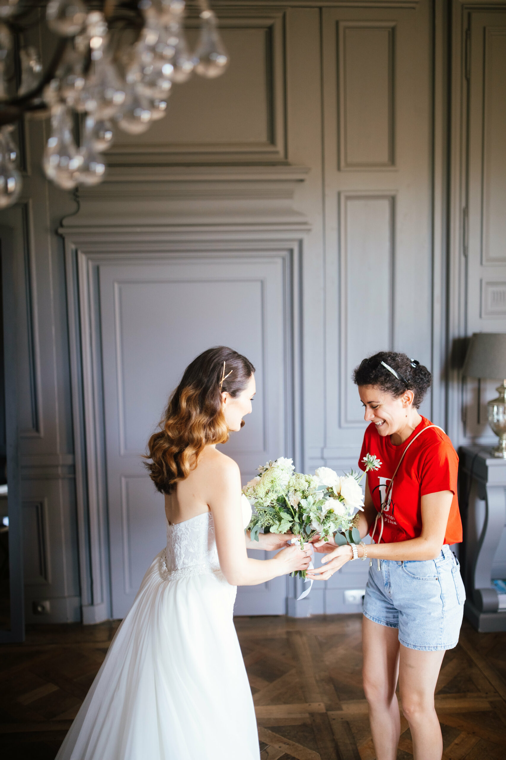 wedding planner, mariée, robe blanche, bouquet