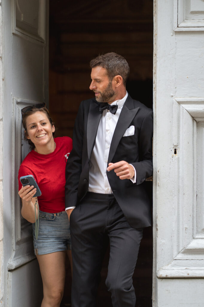 D Day en action, Sophie D Day Wedding Planner La Rochelle, préparatif mariage, installation mariage, moment avec les mariés, futur marié, tee shirt, rouge, D Day