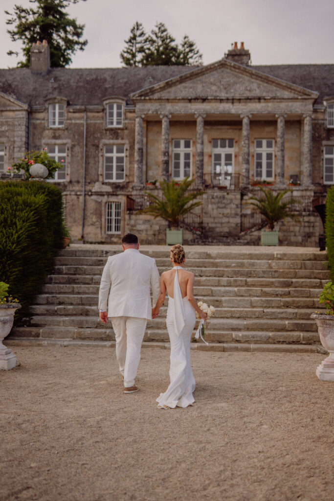 mariage breton, mariage dans le finistère, mariage en bord de mer, mariage 2025, séance couple, full white, costume blanc, robe sirène, quimper, orangerie de lanniron