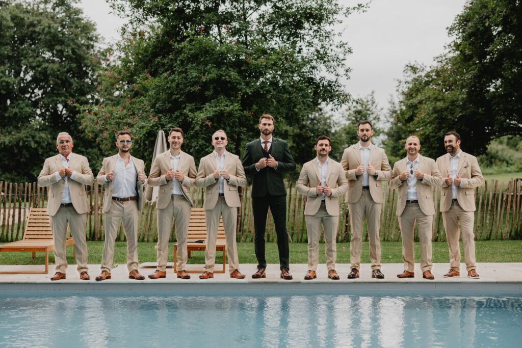 marié garçons d honneur beige piscine