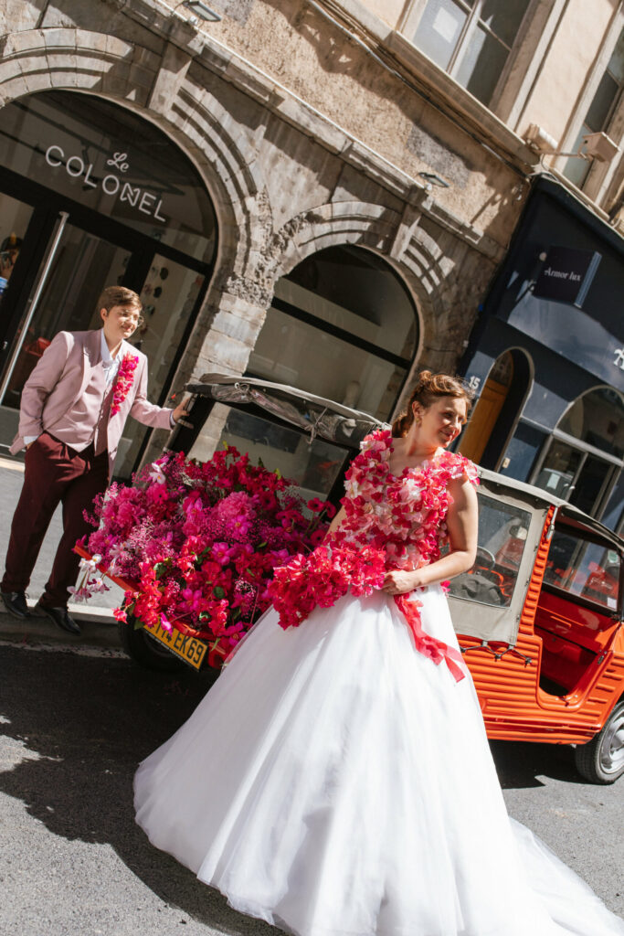 couple, fleurs, mariage, méhari, voiture, décoration, rose, costume rose, robe fleurie, bouquet