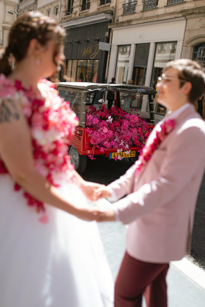 couple, fleurs, mariage, méhari, voiture, décoration, rose, costume rose, robe fleurie, bouquet