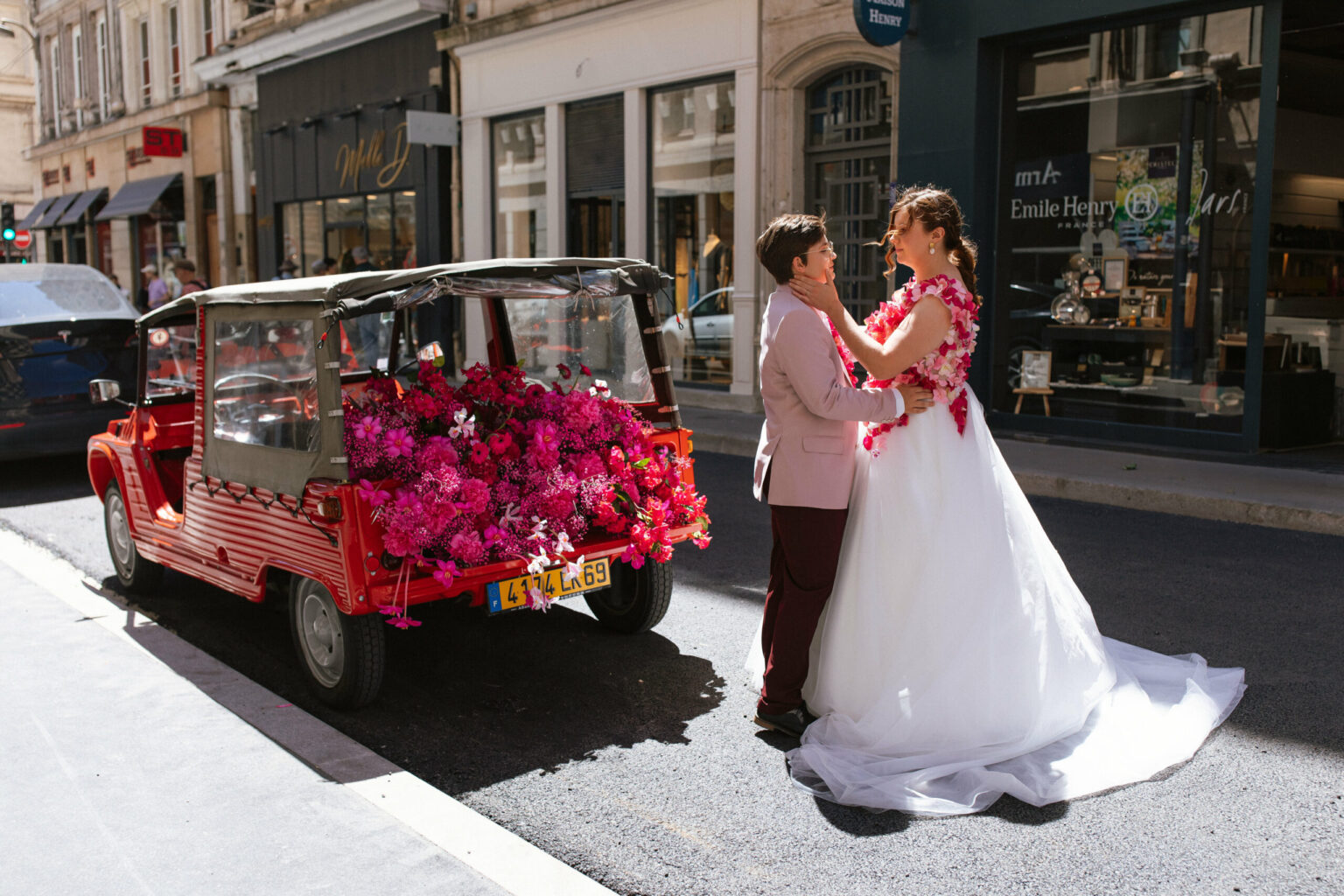 couple, fleurs, mariage, méhari, voiture, décoration, rose, costume rose, robe fleurie, bouquet