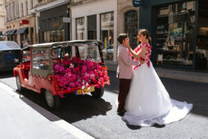couple, fleurs, mariage, méhari, voiture, décoration, rose, costume rose, robe fleurie, bouquet