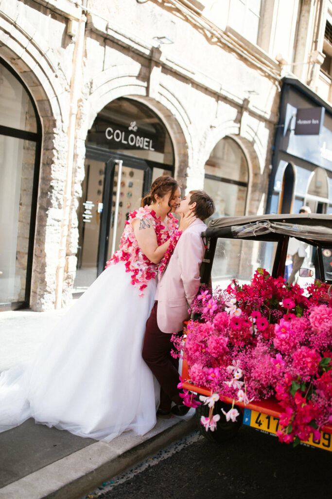 couple, fleurs, mariage, méhari, voiture, décoration, rose, costume rose, robe fleurie, bouquet