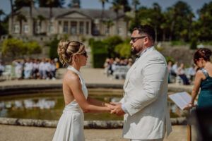 échanges des voeux lors d'une cérémonie laïque à Quimper en Bretagne