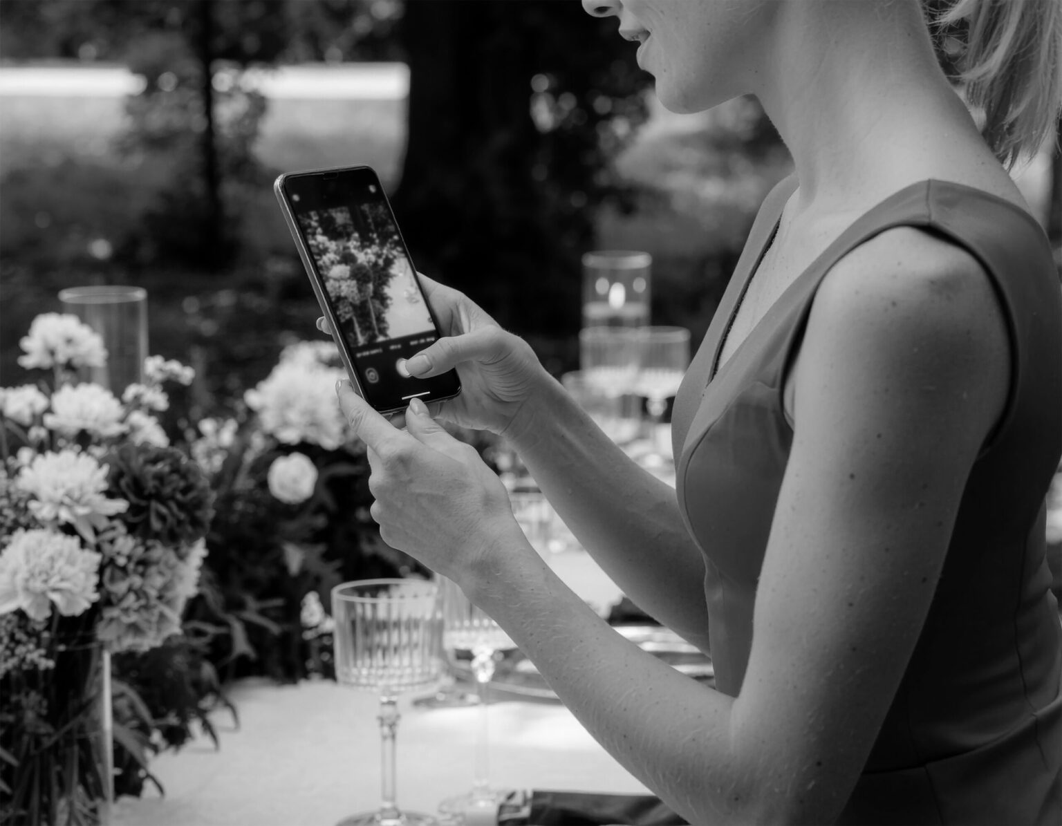 créatrice de contenu de mariage prend la décoration en photo