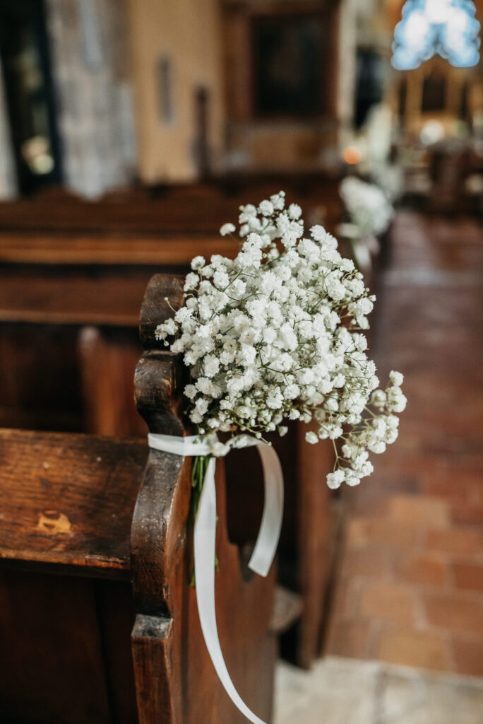 fleurs incontournables mariage gypsophile bout de banc cérémonie