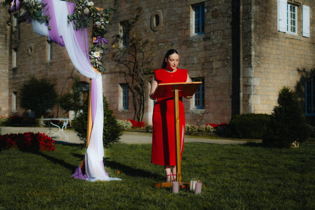 Officiante guidant une cérémonielaïque en Bretagne
