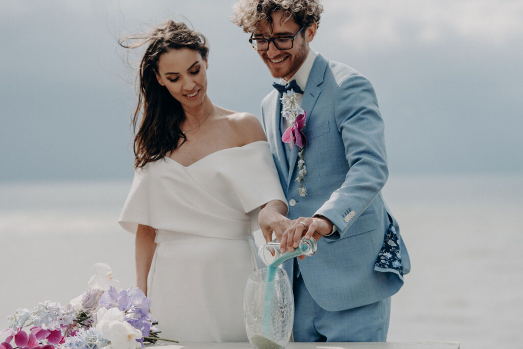 Rituel du sable lors d’une cérémonie laïque élégante – Crédit photographe à ajouter