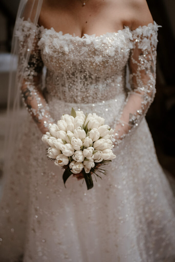 mariage hiver, gala hivernal, noël, noel, bouquet fleur, tulipe, robe, mariée, strass, paillettes