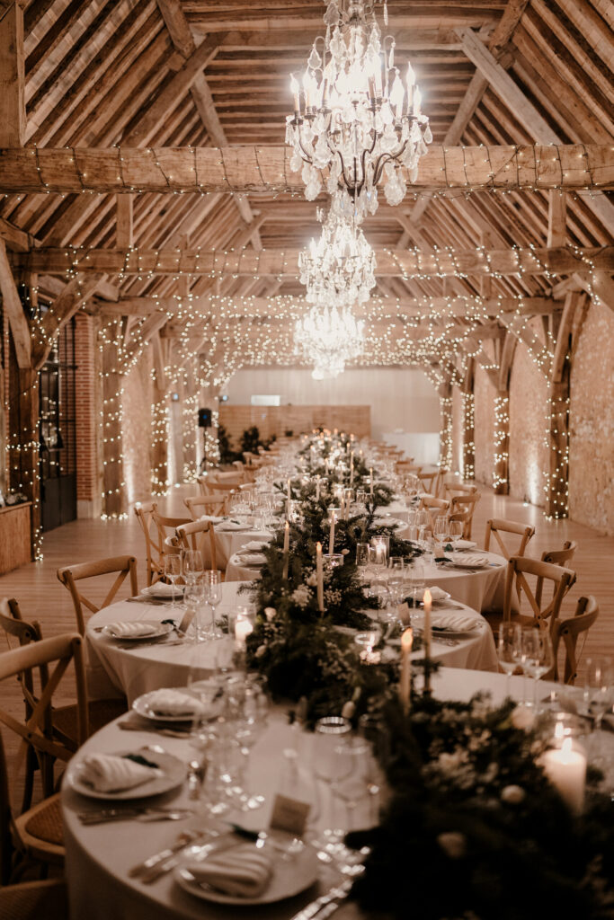 mariage hiver, décoration de noel, noël, table en s, guirlandes, lumières, hivernal, sapin, chemin de table