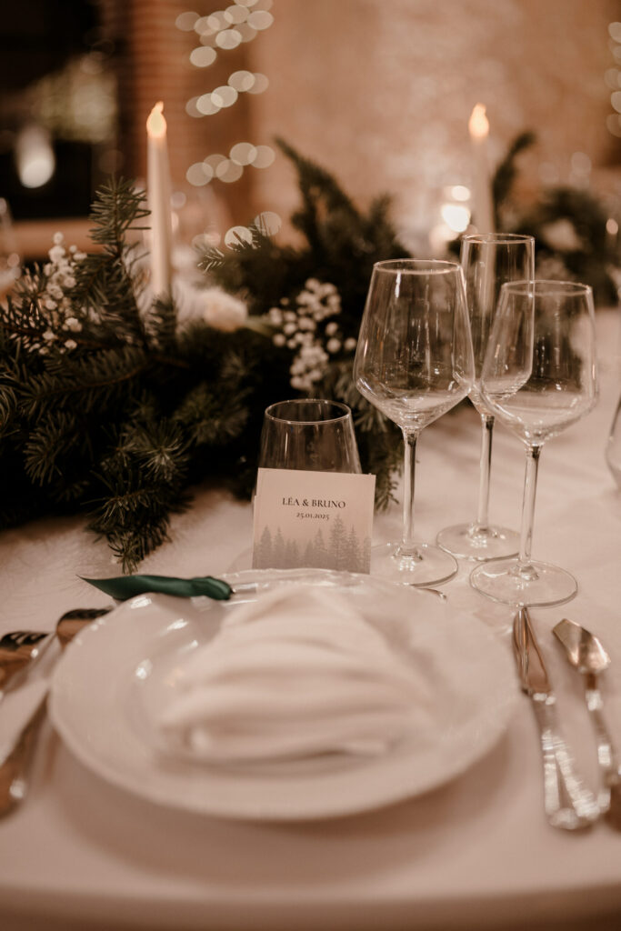 sapin, mariage hiver, noel, noël, gala hivernal, assiettes, verres, cadeaux invités, couverts, chemin de table