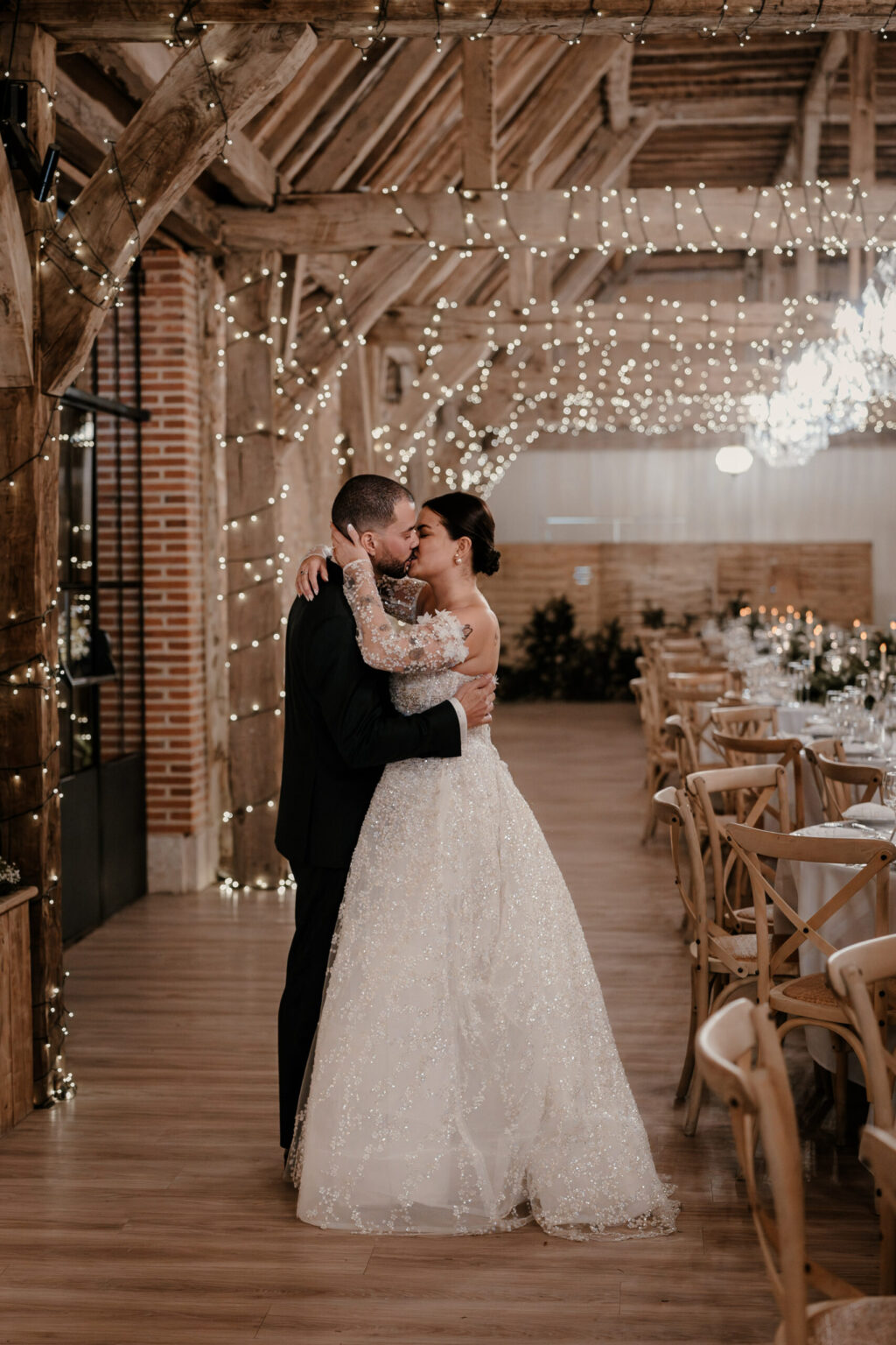mariés, thème hiver, noël, guirlandes, couple, robe, costume vert, découverte de salle
