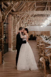 mariés, thème hiver, noël, guirlandes, couple, robe, costume vert, découverte de salle