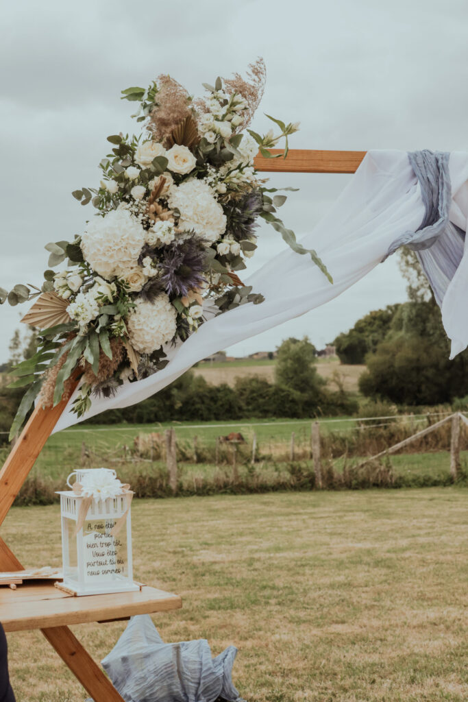 arche de cérémonie décoration florale cérémonie laïque cérémonie extérieur