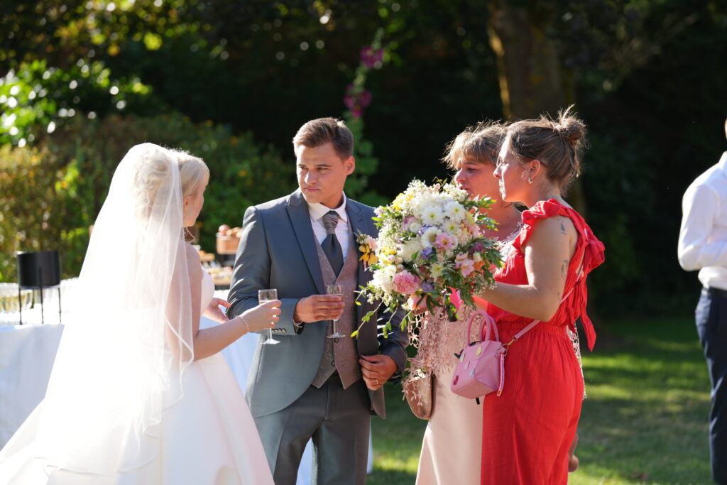 coordinatrice jour j, tenue rouge, cocktail, fleurs