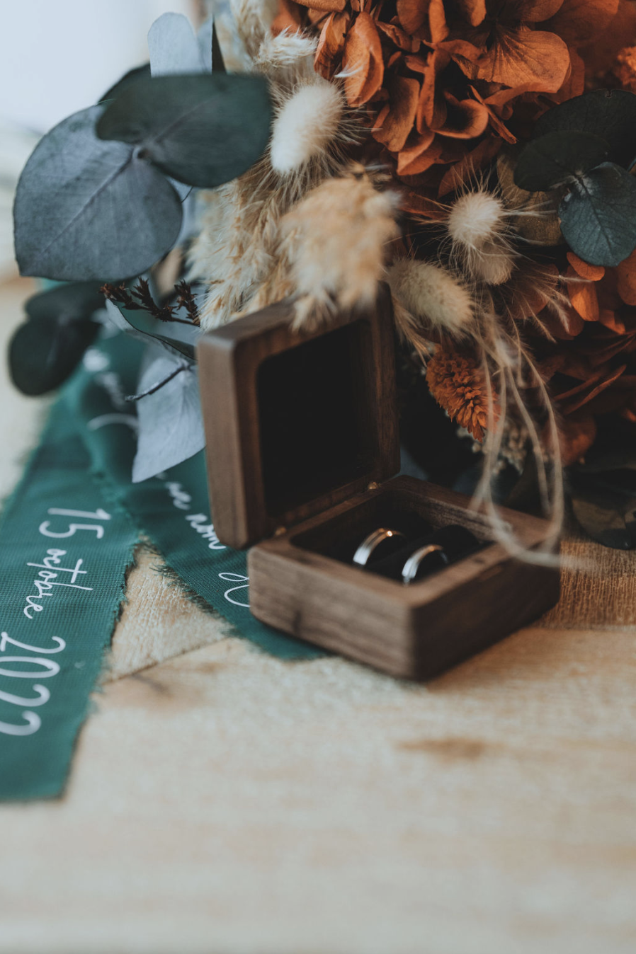 alliance, boite à alliance, écrin bague, boite à bague en bois, ruban vert, mariage automnal, couleur automnal, bague mariage