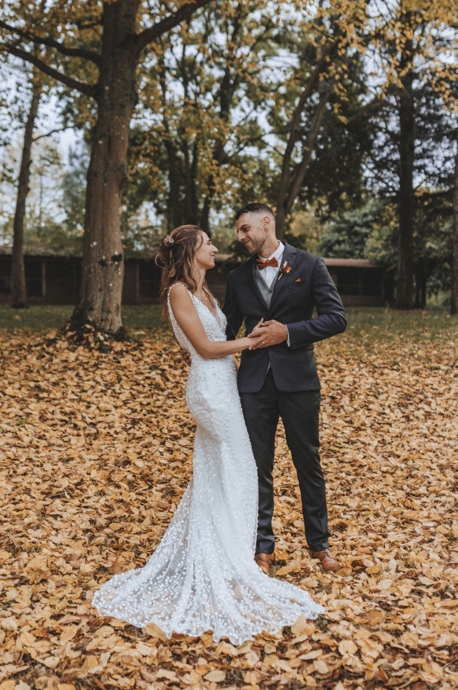 mariage automnal, séance couple, shooting couple, robe de mariée, costume marié, mariage aux couleurs de l'automne