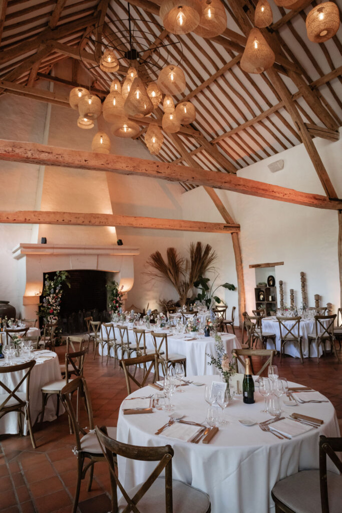 salle, espace, repas, tables, chaises, mobliers, fleurs, décoration, poutre, grange