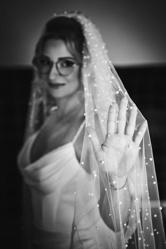robe de mariée, photo noir et blanc, mariée, jour J, voile perle, robe sirene