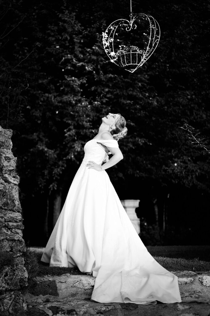 photo noir et blanc, jour j, mariage, robe de mariée, shooting de la mariée, tendance mariage, tendance robe de mariée, robe manche, nouvelle collection robe de mariée
