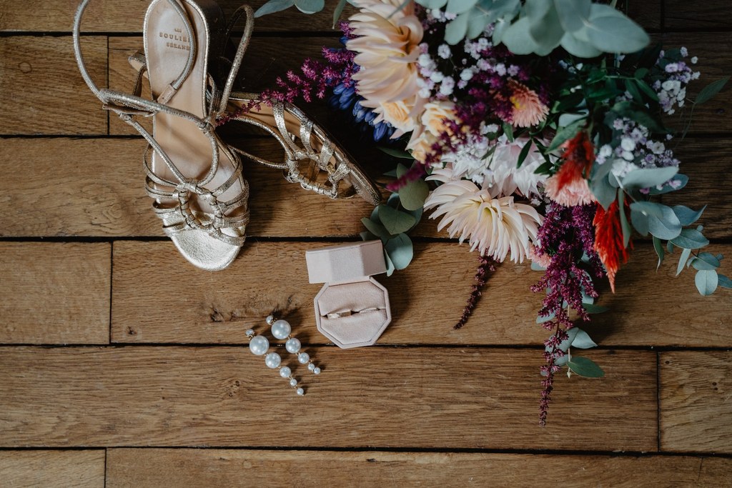 fleurs alliances flatlay bijoux mariage coloré
