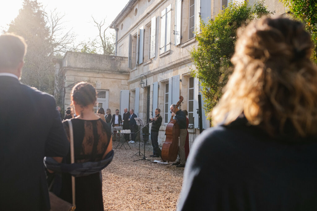 Domaine de Belisle, musicien, musique, violon, cocktail, extérieur, domaine, batisse