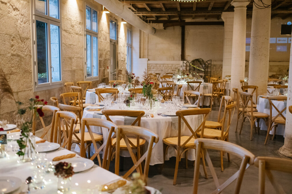 Domaine de Belisle, Angoulême, déco, salle, chaise, pierre, poutre, table, chaise bistrot