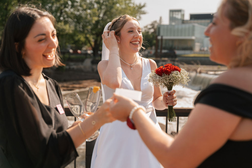 Wedding planner supervisant la coordination d’un mariage à Montréal