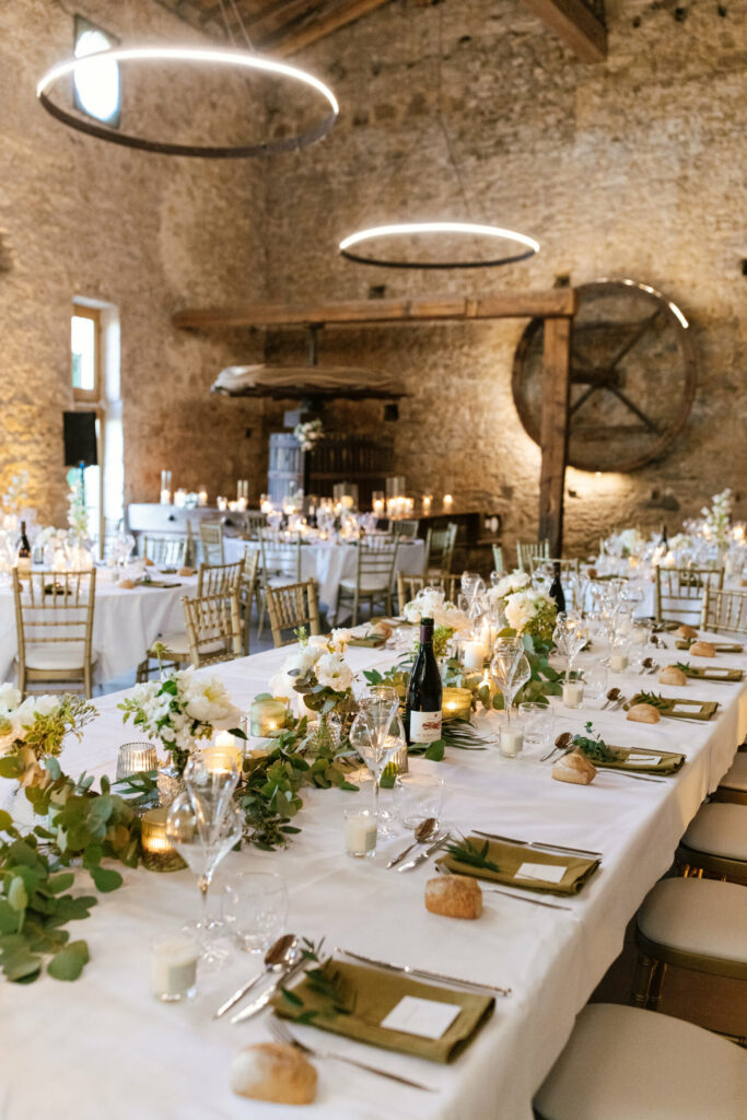 décoration de mariage vert, encalyptus, serviette verte, fleurs blanche , chateau la gallée
