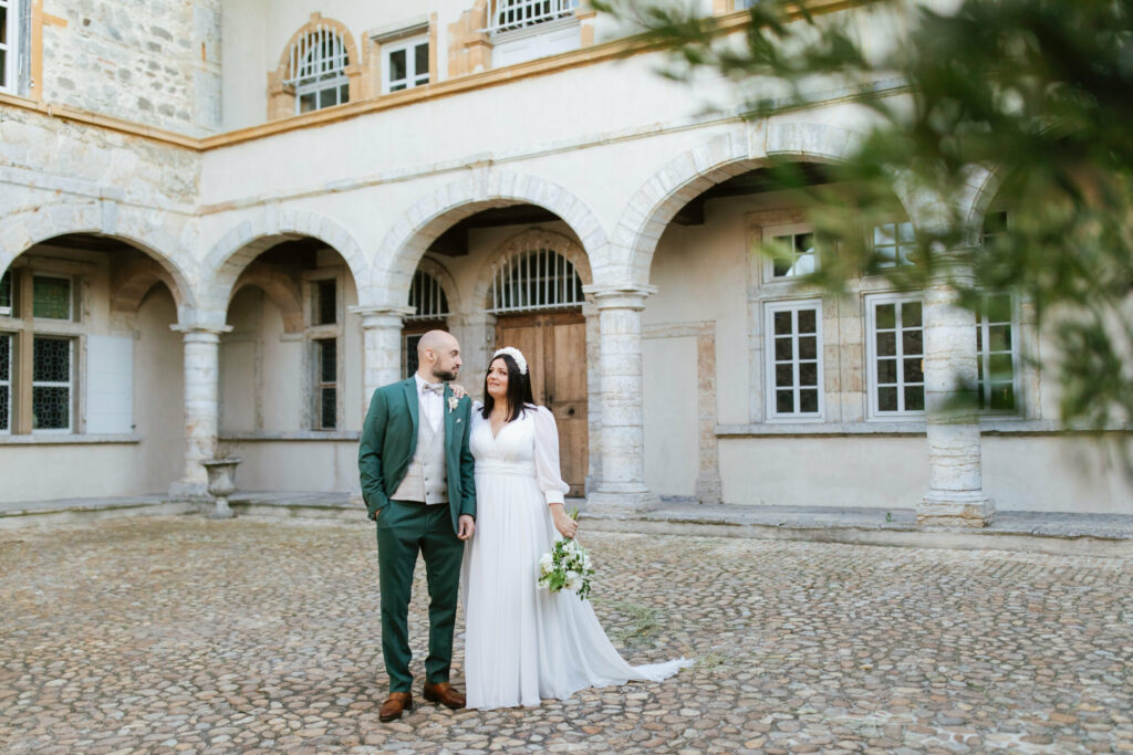 mariage chateau, photo de couple, costume vert, serre tete