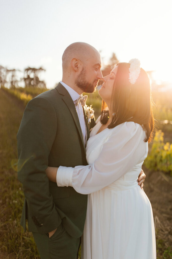 photo de couple, golden hour, costume vert, noeud papillon, vigne, mariage vigne, robe de mariée