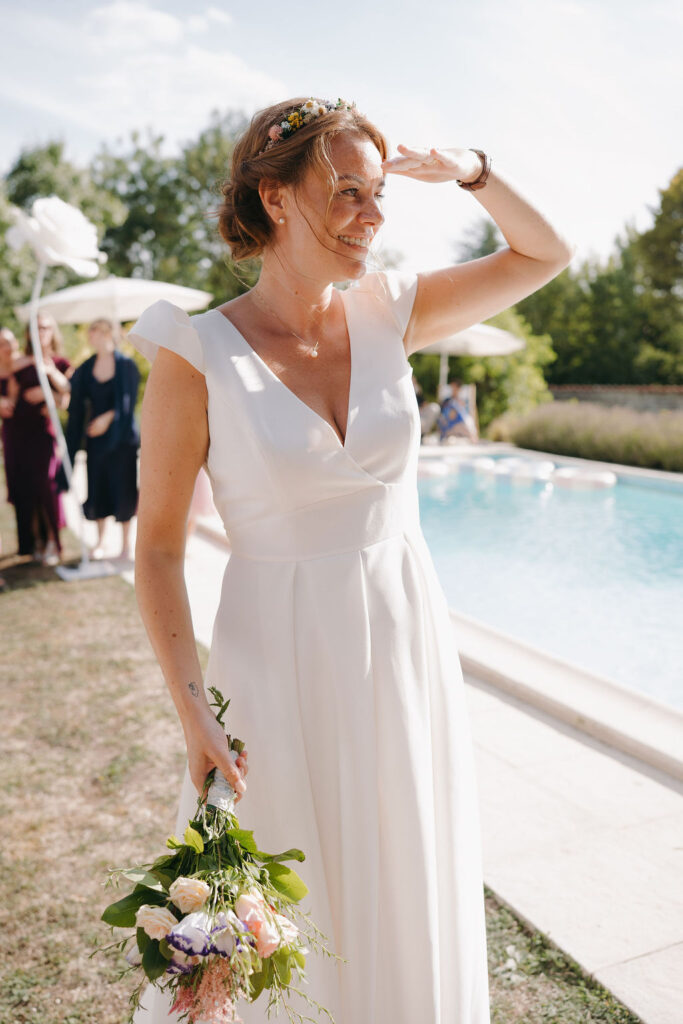 piscine, mariée, lancé de bouquet, fleurs, robe de mariés, invités, bouée