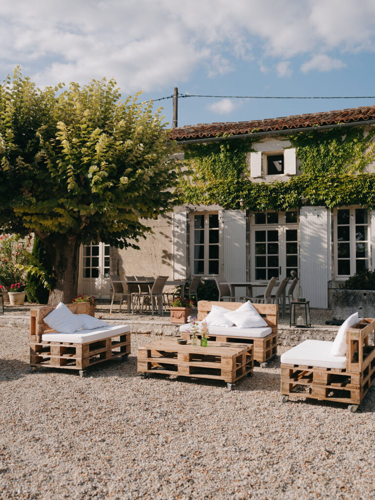 cocktail, apéro, vin honneur, siège, canapé, palette, logis, maison, cours, cousin, Votre mariage au Logis du Paradis