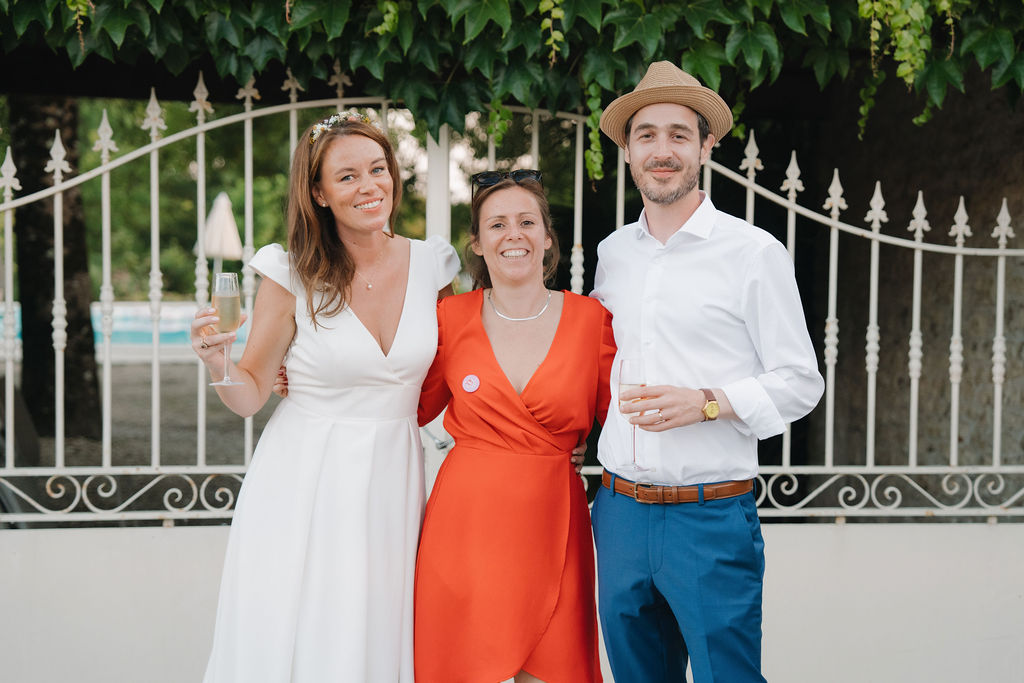 équipe, mariés heureux, wedding planner, organisatrice de mariage, robe rouge, d day, Votre mariage au Logis du Paradis