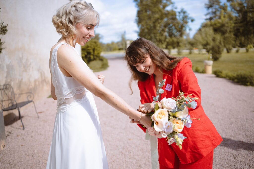 dday, wedding planner auvergne, fille en rouge, maelle, bouquet de mariée, jour j, coordination mariage, lieu auvergne, abbaye saint gilbert