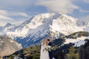 Mariés dans la neige mariée marié bride groom ski station